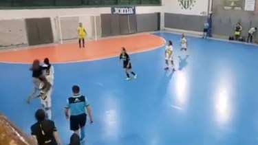 El momento de la agresión que sufre la número '9' de Boca. 