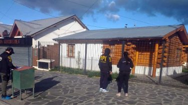 El allanamiento en una vivienda de Esquel. Foto: gentileza