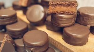 Mirá lo que son estos alfajores de chocolate y dulce de leche con naranja