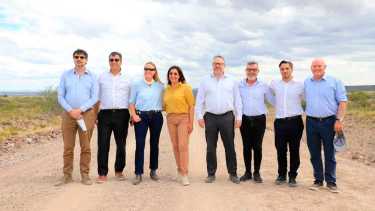 La gobernadora Carreras, el ministro Kulfas (al centro), funcionarios y empresarios durante la recorrida en Sierra Grande 