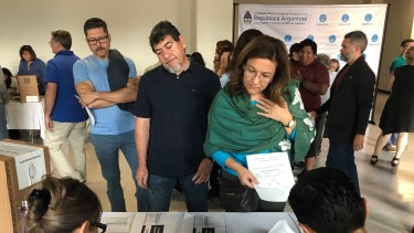 ¿Cómo votan los argentinos en el exterior? El pasaporte no es un documento permitido para votar