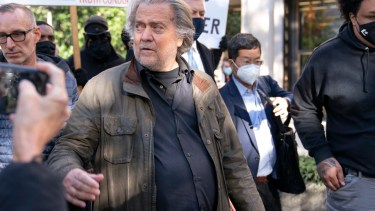Bannon se presentó ante el FBI y quedó detenidos acusado de desacato- 