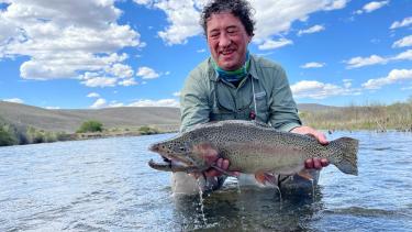 La alegría del pescador cordobés antes de la devolución de la trucha arcoíris en el río neuquino. 