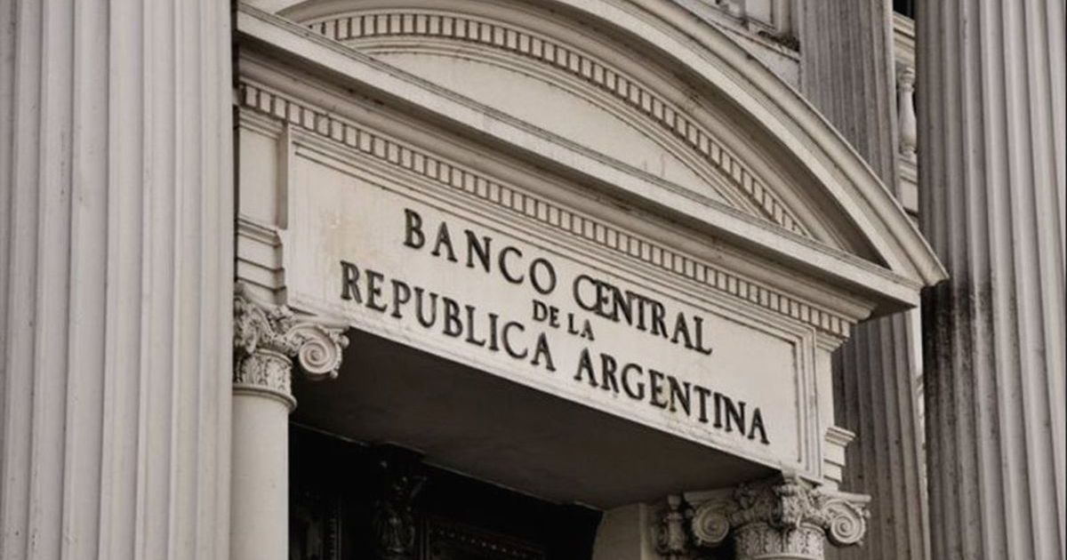 Cómo funciona la restricción del Banco Central para que las provincias paguen con dólares propios sus deudas thumbnail