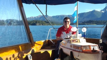 Bryan Müller construyó una réplica de un yate a motor fabricado en 1932. Foto: Gentileza