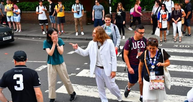 De paseo por Abbey Road, Parisi sorprende a los turistas por su gran caracterización de Lennon.