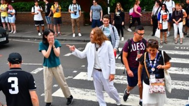 De paseo por Abbey Road, Parisi sorprende a los turistas por su gran caracterización de Lennon.