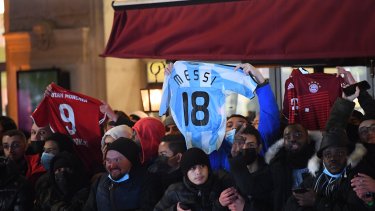 El público en las afueras del predio donde se entregó el galardón. 