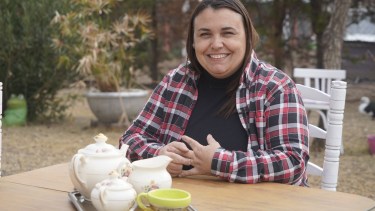 Esta granjera de Río Colorado invita a tomar el té entre animales y aves en plena libertad