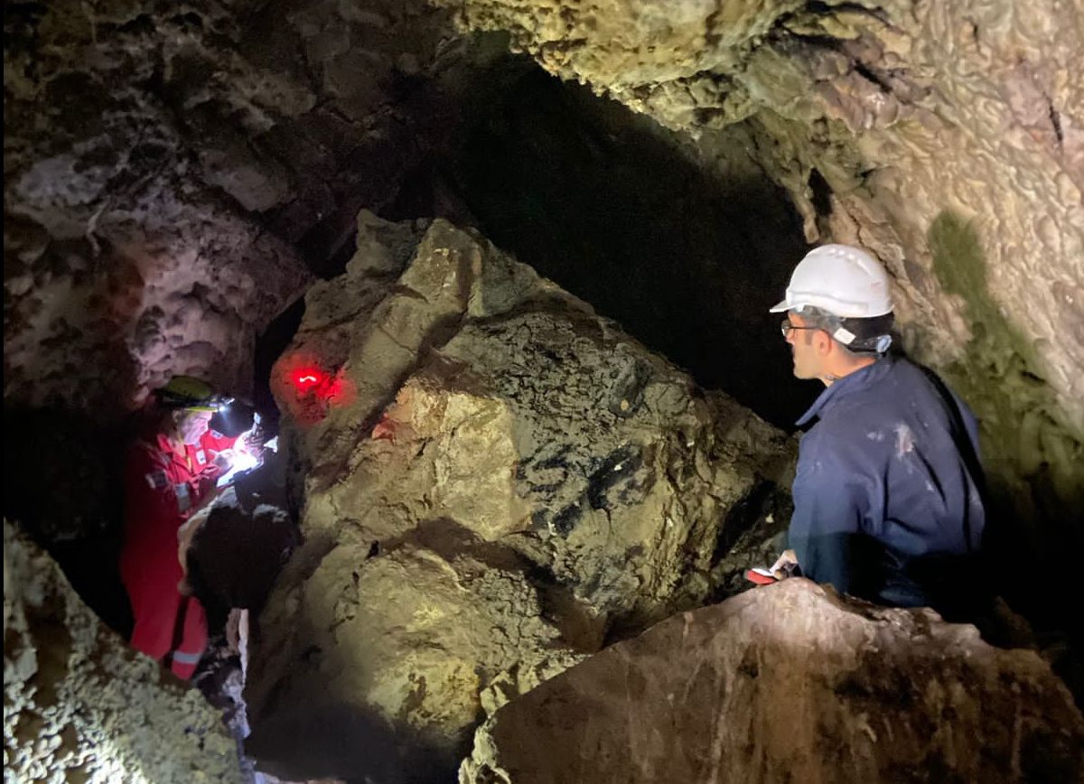 De a poco, los primeros exploradores recorren el interior de la caverna bautizada "Doña Ester". (Gentileza GAEMN).-