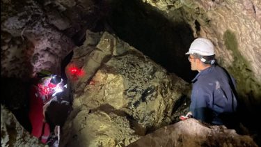 De a poco, los primeros exploradores recorren el interior de la caverna bautizada "Doña Ester". (Gentileza GAEMN).-