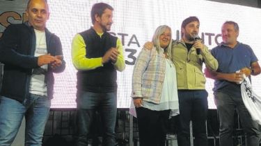 Ignacio Torres y Edith Terenzi se abrazaron ayer apenas se conoció que la diferencia en favor de Juntos era irreversible.