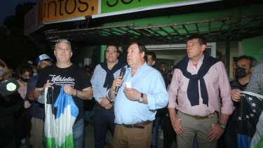 El senador Weretilneck, lider de Juntos somos Río Negro, festejó ayer en las calles de Cipolletti. Foto: Juan Thomes 