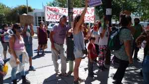 Video: Fuertes protestas en Cipolletti por la violación en Las Perlas