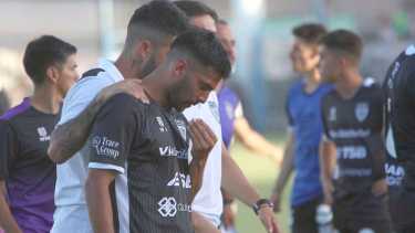 Desazón de los jugadores de Cipolletti tras los penales. Fotos: gentileza Matías Tambone 