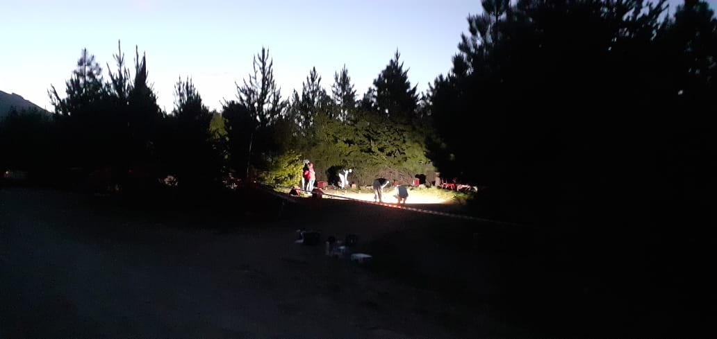 Los peritos trabajaron la noche del domingo en el lugar donde hallaron el cadáver en  la ruta de Circunvalación, en Bariloche. (foto gentileza)