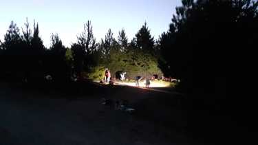 Los peritos trabajaron la noche del domingo en el lugar donde hallaron el cadáver en  la ruta de Circunvalación, en Bariloche. (foto gentileza)