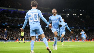 Gabriel Jesús festeja con Bernardo Silva el gol de la victoria. El volante portugués asistió al delantero brasileño. 