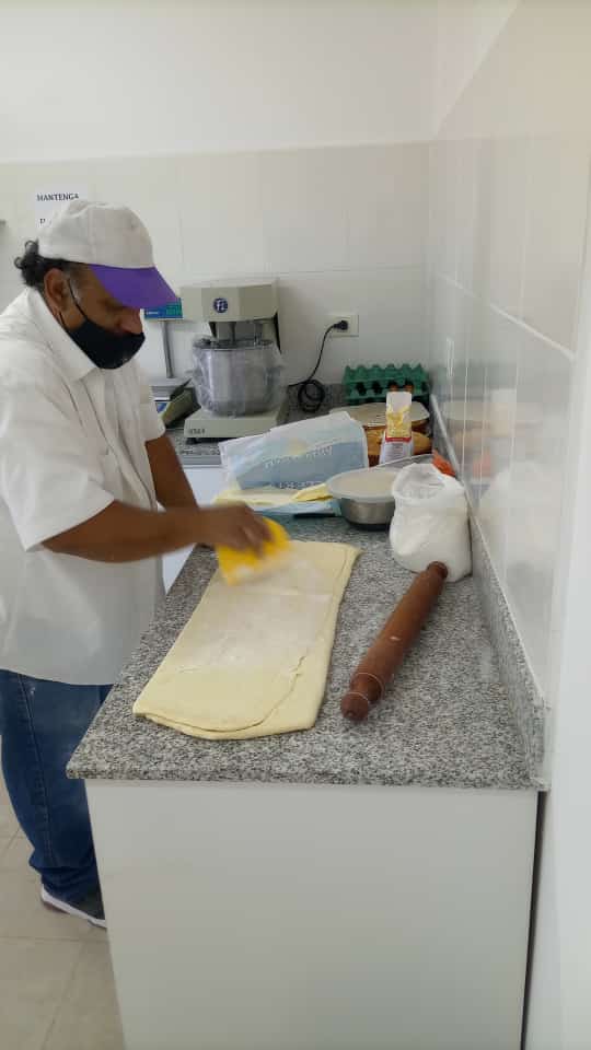 Osvaldo Saavedra en plena elaboración en la cocina junto a Mirta Mucarsel.