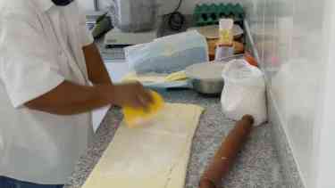 Osvaldo Saavedra en plena elaboración en la cocina junto a Mirta Mucarsel.