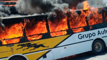 La  unidad sufrió daños materiales totales.  Foto: Gentileza