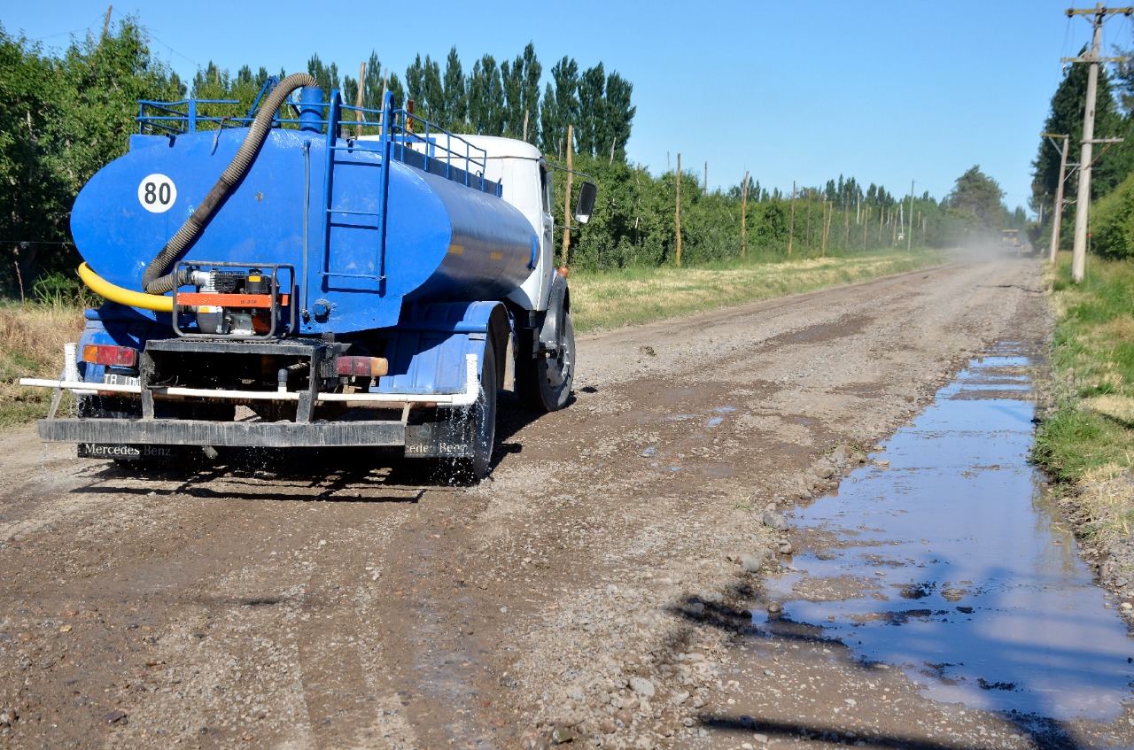 Por cuatro meses el municipio de Regina contratará a camiones para el riego de calles. (Foto Néstor Salas)