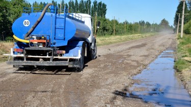Por cuatro meses el municipio de Regina contratará a camiones para el riego de calles. (Foto Néstor Salas)