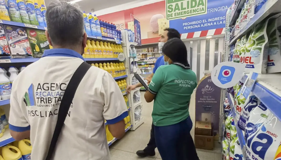 El control de precios se realizó con un listado de productos al azar. Foto: Gentileza Gobierno de Río Negro
