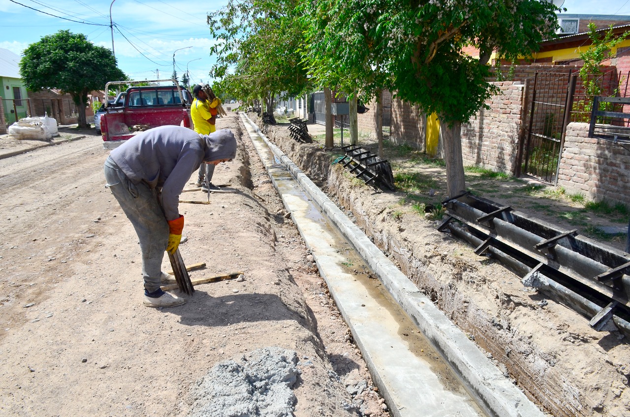 El municipio de Godoy construye el cordón cuneta en el barrio Los Aromos. (Foto Néstor Salas)