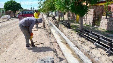 El municipio de Godoy construye el cordón cuneta en el barrio Los Aromos. (Foto Néstor Salas)