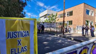 El edificio está vallado y no se permite la circulación vehicular en las inmediaciones. (Foto: Andrea Vazquez)