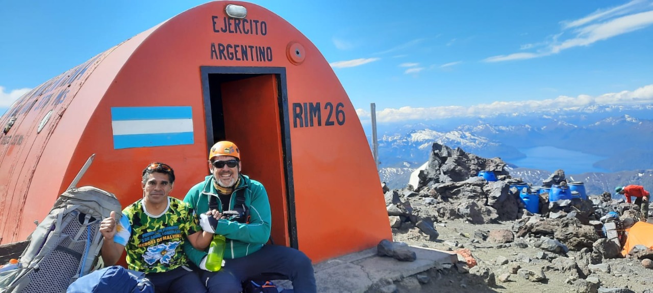 Daniel es el primer deportista de Neuquén no vidente en lograr la cumbre del Volcán Lanín, con 44 años. Foto: Gentileza.