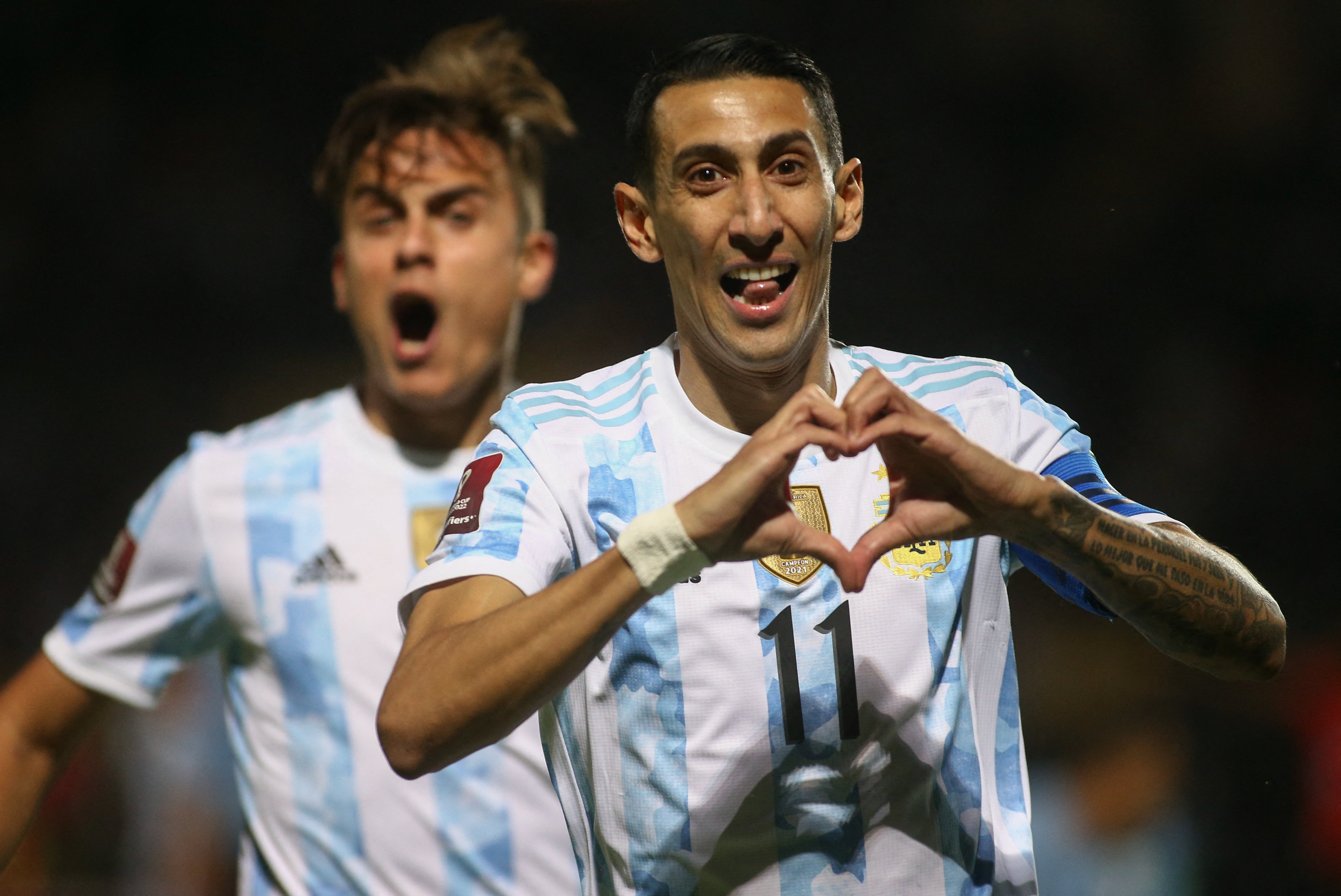 Brazalete de capitán y golazo impresionante de Di María contra Uruguay. 