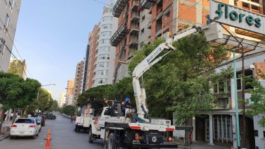 La semana pasada la caida de una chapa originó un corte de energía en el microcentro (Gentileza CALF)