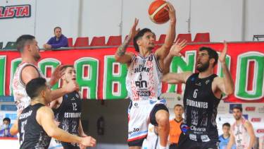 Matías Eidintas ataca el aro. El jugador de Viedma es uno de los referentes desde el perímetro. Foto: gentileza Eduardo Ruiz 