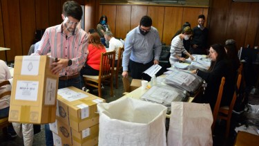 Se sigue hoy atentamente el recuento de los votos del FdT y de JxC. Foto: Marcelo Ochoa.