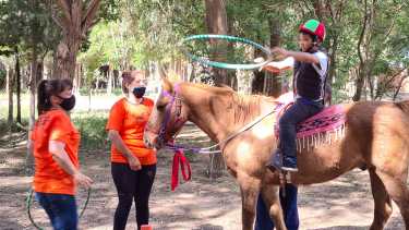La equinoterapia a ayuda a chicos y adolescentes en Plaza Huincul. Lobito es el caballo protagonista. (Foto: Andrea Vázquez)