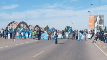 Excombatientes de Malvinas reclaman ser reconocidos y cortaron el puente Cipolletti Neuquén (Foto archivo: gentileza)