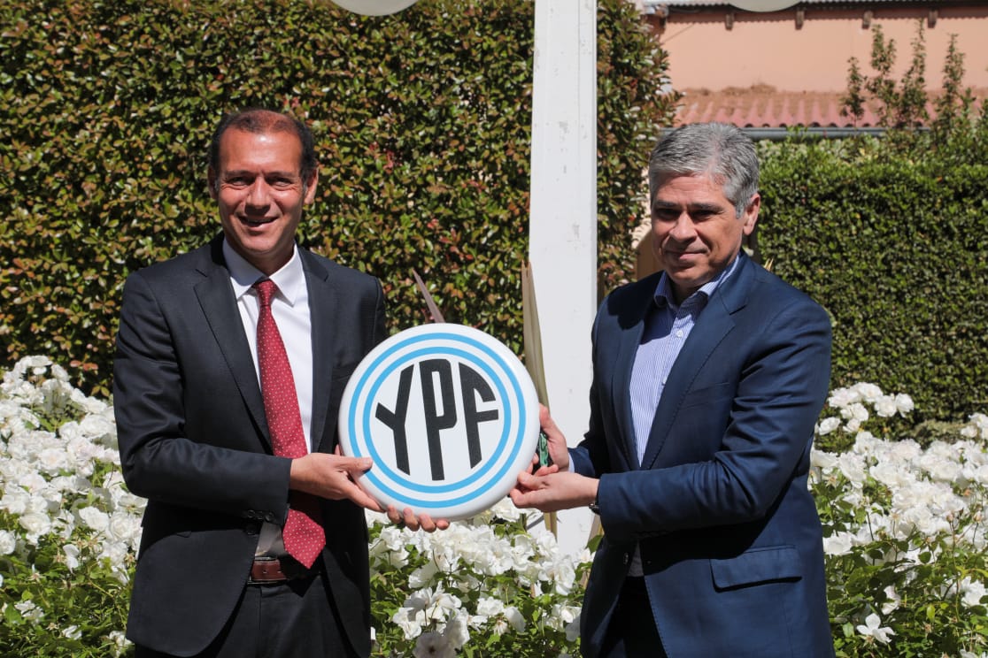 Gutiérrez junto al presidente de YPF, Pablo González 