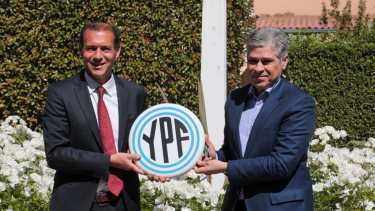 Gutiérrez junto al presidente de YPF, Pablo González 