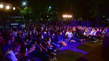 Mucho público, mayormente jóvenes, concurrió a la charla el filósofo y escritor Darío Sztajnszrajber. Foto: Mauricio Martín