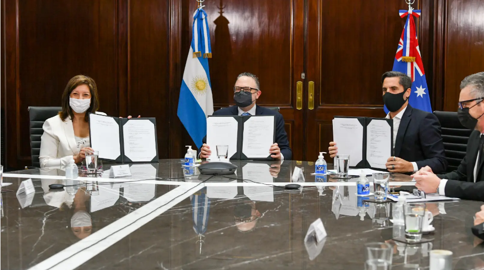 Arabela Carreras, el ministro Matías Kulfas y el presidente de Argentina Fortescue, Agustín Pichot, firmaron el acuerdo marco por el desarrollo de proyectos verdes en agosto pasado. Gentileza