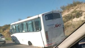 Un transporte escolar perdió una rueda un sector muy transitado de Neuquén
