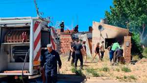 Quedó en shock al ver cómo el fuego consumió su casa, en Huincul