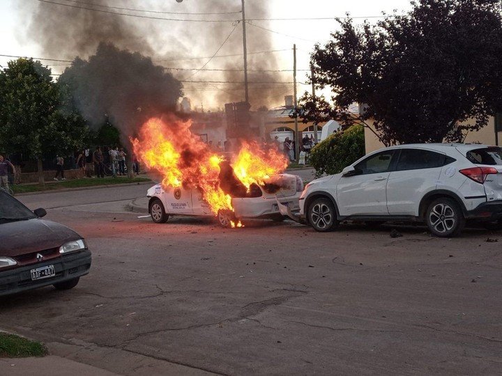 Uno de los patrulleros quemados por los manifestantes. (Foto: Diario de la Pampa)