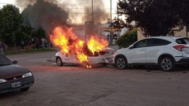 Uno de los patrulleros quemados por los manifestantes. (Foto: Diario de la Pampa)