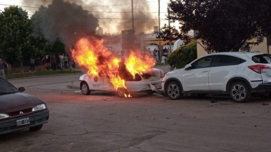 Uno de los patrulleros quemados por los manifestantes. (Foto: Diario de la Pampa)