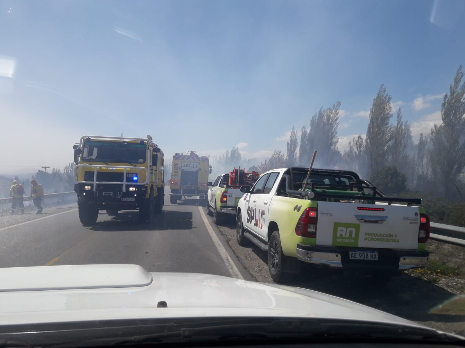 Personal del Splif, bomberos voluntarios y brigadistas de Parques trabajaron para controlar el fuego en una zona ubicada entre Bariloche y Dina Huapi. (foto gentileza)