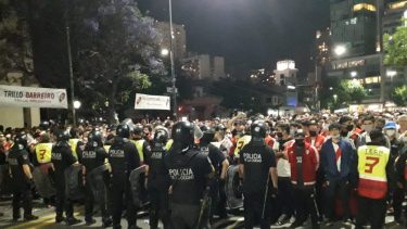 Un centenar de hinchas del Millonario intentó ingresar al Monumental sin entradas.