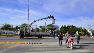 Instalaron semáforos peatonales y  decrementadores en calles de Regina